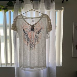 brand new graphic shirt ! Great material !! 🤍